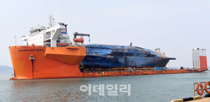 [포토] 목포 신항 접안중인 세월호