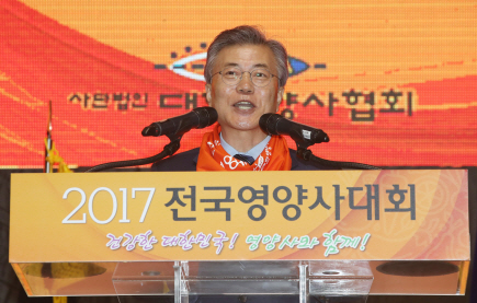 일자리 강조 문재인 “영양교사 정원확보 책임지겠다”