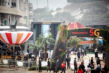 SK 5G체험존, 야구팬 북적..커넥티드카 타고 시구도