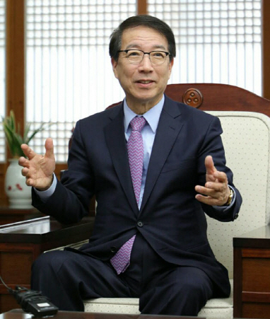 정운찬 “가계에 직접 육아수당 50만원 지원하겠다”