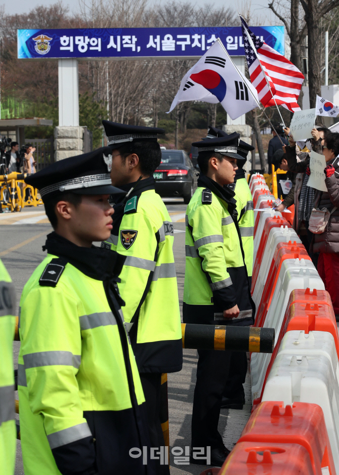 [포토]검찰, 박근혜 구속 후 첫 조사