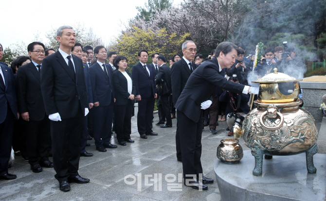 [포토]'박정희 대통령 묘소 참배하는 안철수 후보'