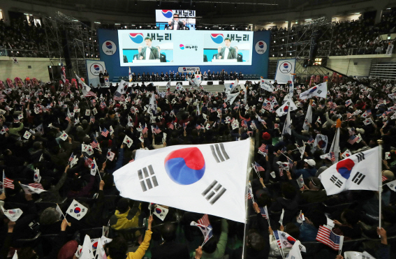 "박근혜님 당장 석방"…콘서트장된 '새누리당' 창당대회