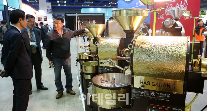 [포토]황금빛 커피원두 로스팅 기계