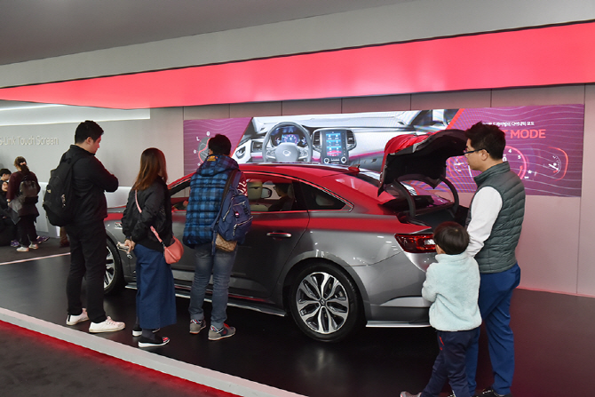 [포토] [서울모터쇼] 서울모터쇼에 전시된 르노삼성자동차 SM6 LPi를 살펴보는 관람객들