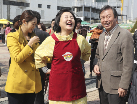 문재인 부인 김정숙씨, 호남 찾아 내조 행보