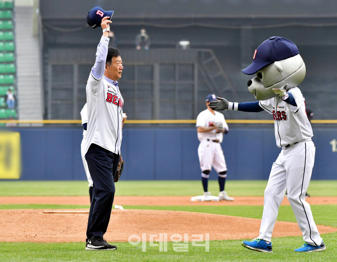 [포토] 축산자조금연합 민경천 회장 시구