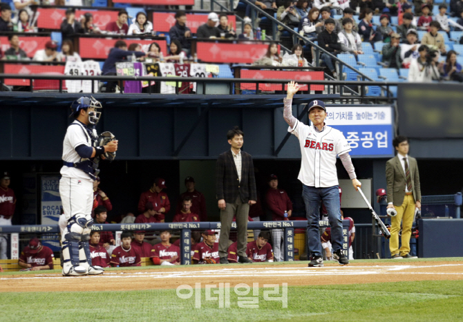 [포토] 축산자조금연합 손종헌 사무총장 관중 인사