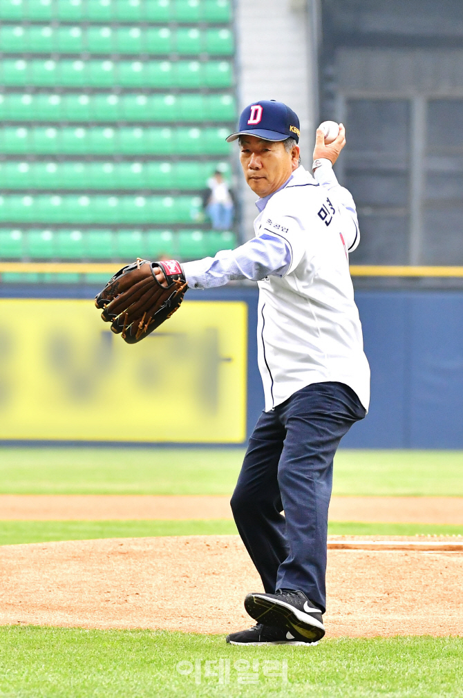 [포토] 축산자조금연합 민경천 회장 시구 - 두산 베어스와 '우리 축산 응원데이'