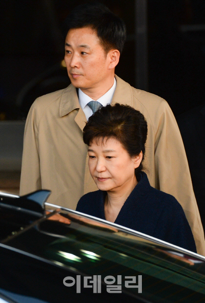 朴 변호인단 결국 와해…유영하·채명성 외 전원 해임