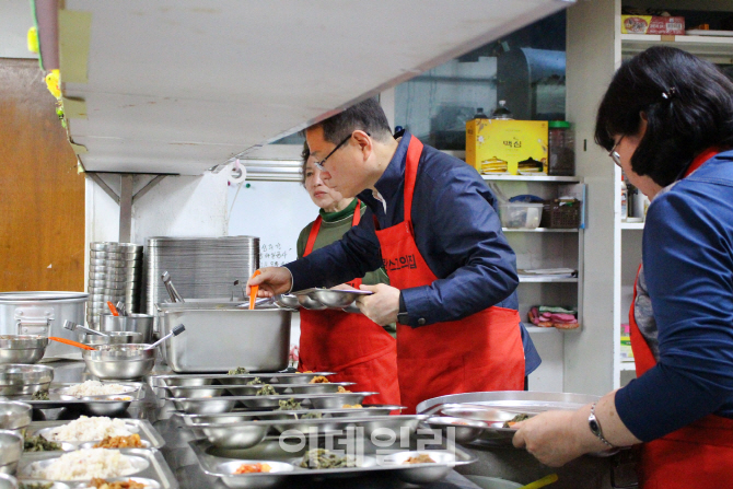 [포토]농협경제지주, 무료급식소『프란치스꼬의 집』찾아 이웃사랑 나눠