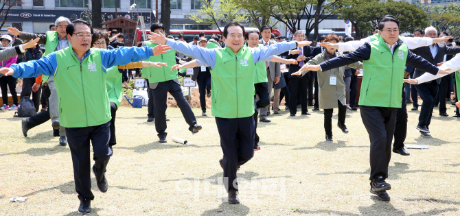 [포토]국회에서 몸풀기 운동하는 정세균 의장-김재수 장관