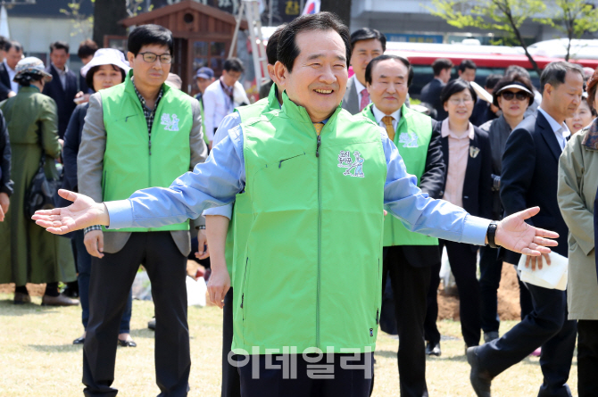 [포토]'제 3회 도시농업의날 기념 및 국회 생생텃밭 개장식' 찾은 정세균 의장