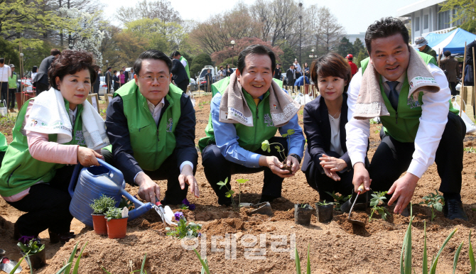 [포토]국회 텃밭 가꾸는 정세균 의장-김재수 농림축산식품부장관