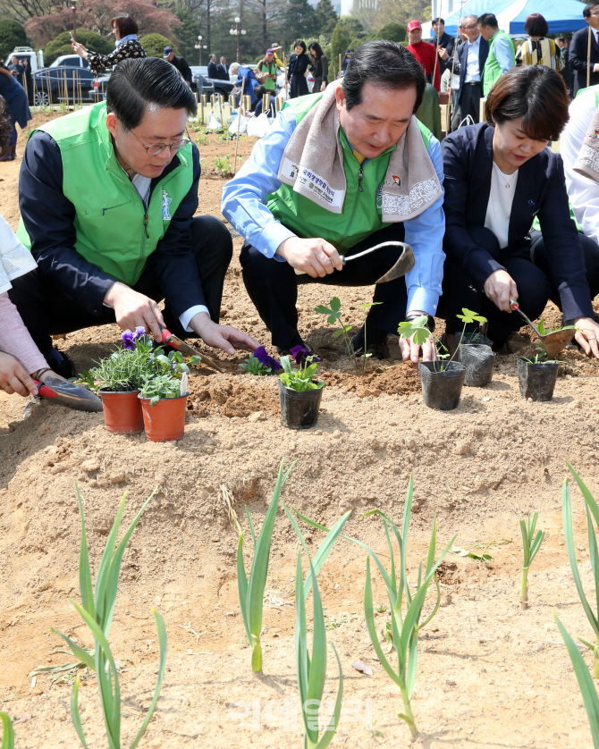 [포토]국회 텃밭에 꽃 심는 정세균 의장-김재수 농림축산식품부장관