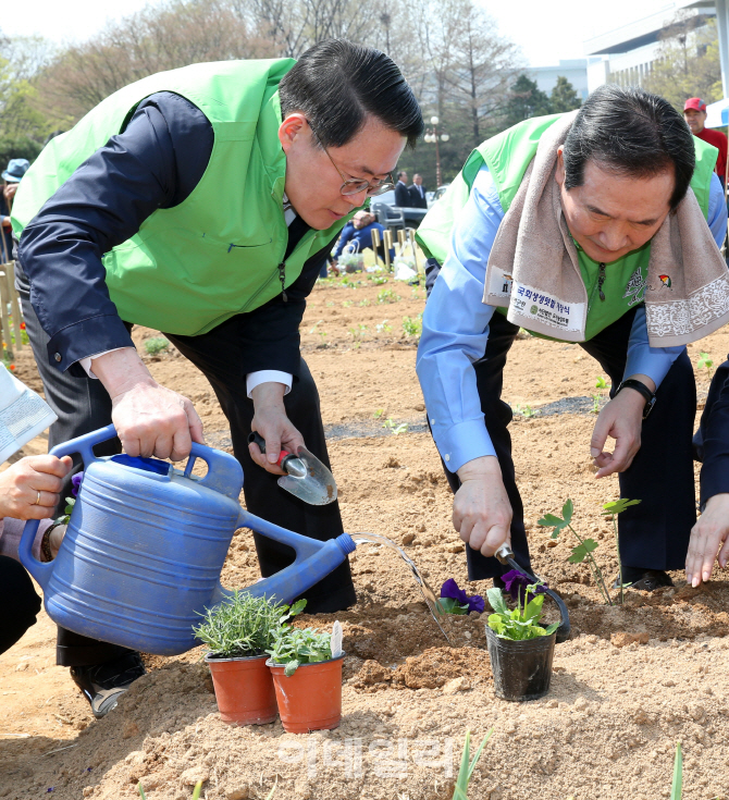 [포토]꽃 심는 정세균, 물 주는 김재수