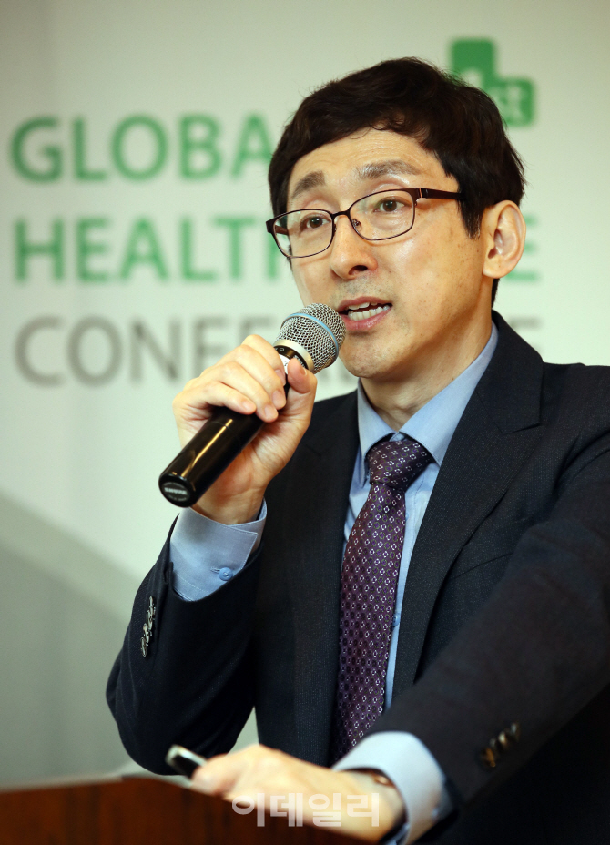 [포토]강연하는 황순욱 한국보건산업진흥원 제약산업지원단장