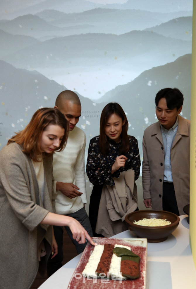 [포토]강원도의 자연-음식-문화가 한자리에 '한식문화특별전 '봄놀이-산 꽃 밥'展