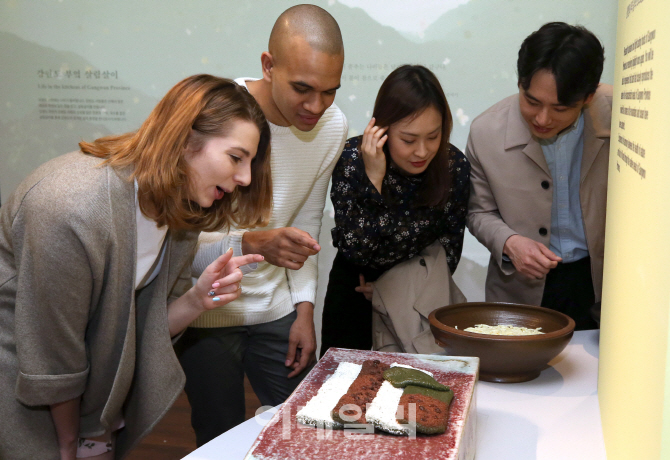 [포토]오감으로 만나는 강원도 식문화, '한식문화특별전 '봄놀이-산 꽃 밥'展