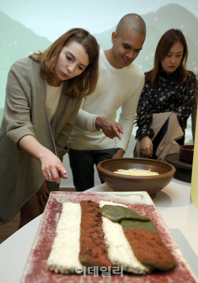 [포토]'한식문화특별전 '봄놀이-산 꽃 밥'展, 강원도 식문화 '오감(五感)' 으...