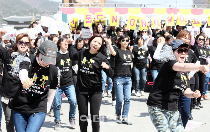 [포토]자연드림, 'Non-GMO 곡물로 건강하게 키우세요' 플래시몹