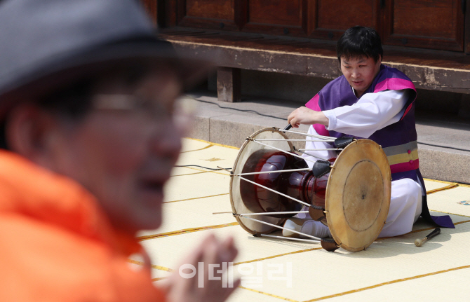 [포토]'응원, 보이지 않지만 잘 들립니다'