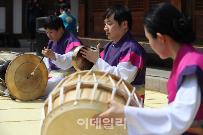 [포토]'마음의 눈을 가진 사물놀이패'