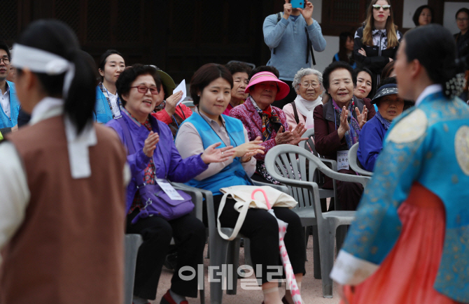 [포토]'시각장애인 공연에 즐거워하는 어르신들'