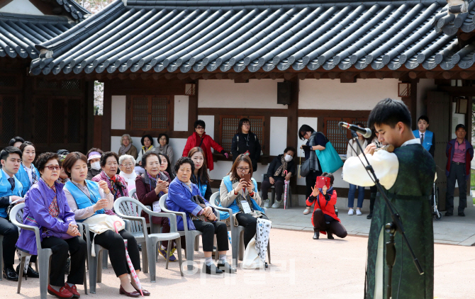 [포토]'한옥마을에서 펼쳐지는 전통공연'