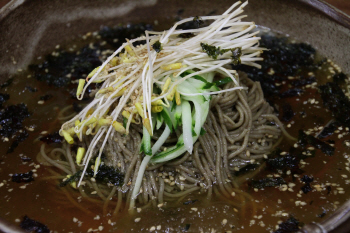  자연의 맛을 그대로 품은 '봉평메밀국수'