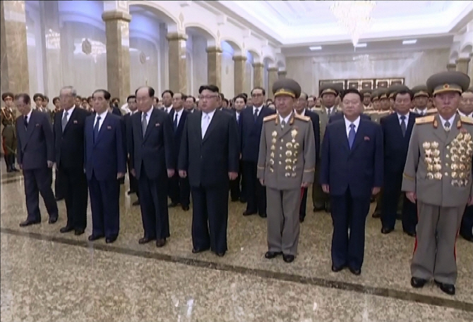 [포토] 북한 김정은, 김일성 생일 맞아 금수산궁전 참배