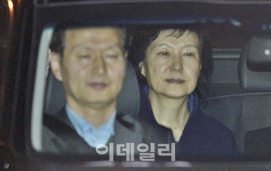 檢, '피고인' 박근혜 구속 기소…삼성·SK·롯데 592억 뇌물