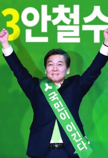 파격 선거 벽보 만든 이제석 "안철수 안에는 '체게바라' 있다"