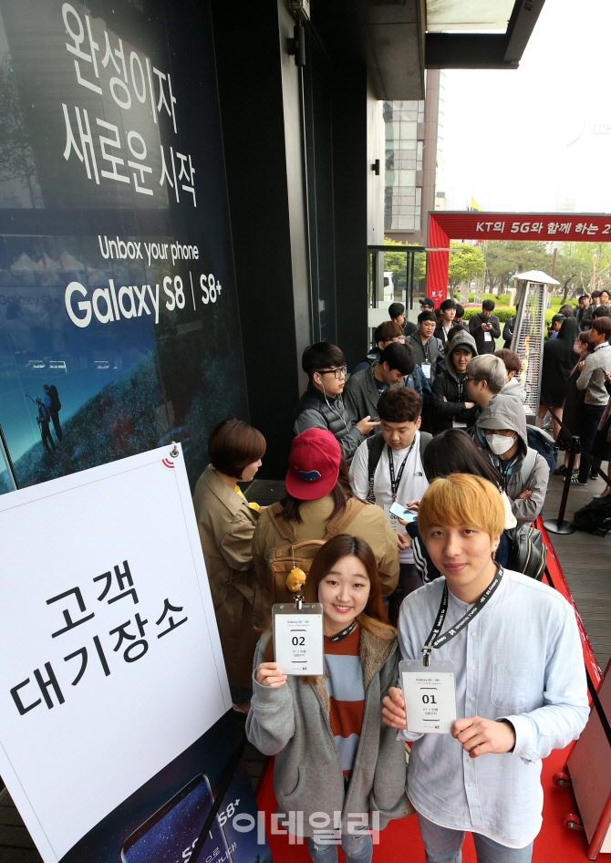[포토]KT, 갤럭시S8 20대 대학생 커플이 가장 먼저 개통