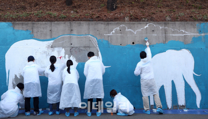 [포토]'서초구, 도심 옹벽에 그려진 코끼리'
