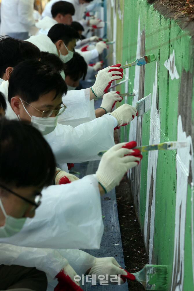 [포토]'서초구, 벽화 그리는 손길'