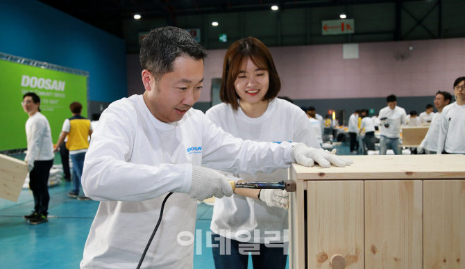 박정원 회장 등 두산 임직원, 전세계서 봉사활동 나서