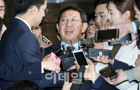 우병우는 끝났는데 이석수 수사는 9개월째 ‘지지부진’