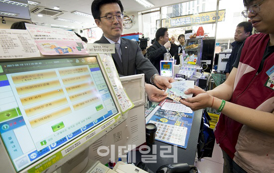 잔돈은 카드에…'동전 없는 사회'가 다가온다(종합)