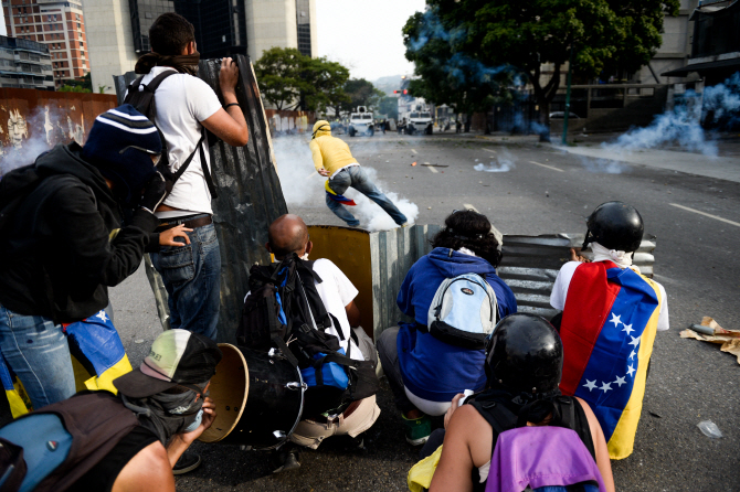 베네수엘라서 전역서 反정부 시위…정부측 총격에 2명 사망