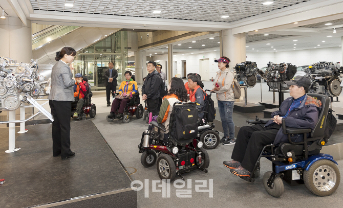 르노삼성, `장애인의 날` 맞아 근육장애인 초청 부산공장투어