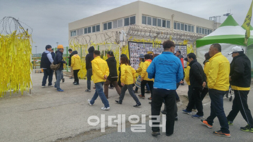 “10시만 되면 가슴이 무너져" 세월호 곁 지키는 유가족들