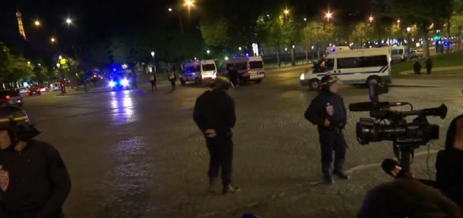 대선 사흘 전 파리서 총격 테러..IS,"벨기에 조직원이 했다"