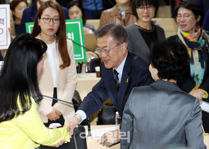 [포토]악수하는 문재인 대선후보