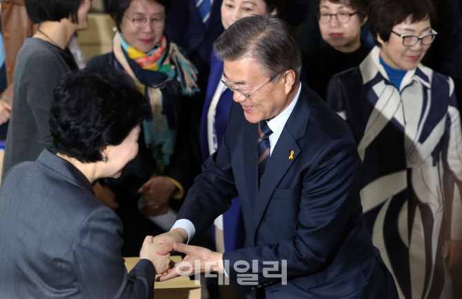 [포토]악수하는 문재인 민주당 대선후보
