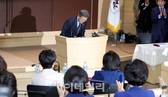 [포토]인사하는 문재인 민주당 대선후보