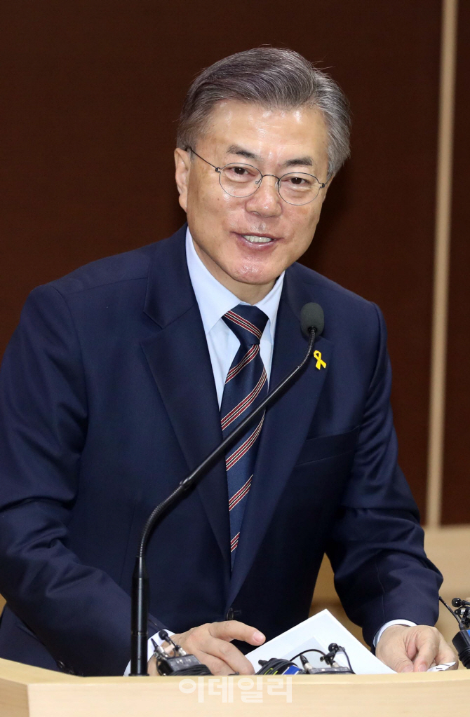 [포토]성평등정책 발표하는 문재인