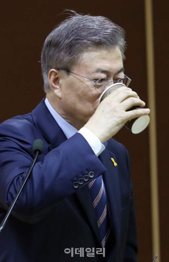 [포토]물 마시는 문재인