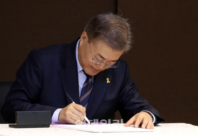 [포토]성평등 서약서에 서명하는 문재인