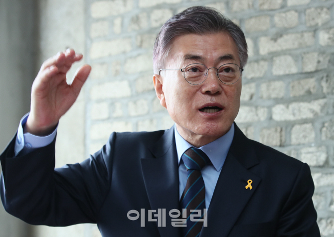 문재인, 국가사업 연구원 4대보험 보장..과학기술 정책 발표